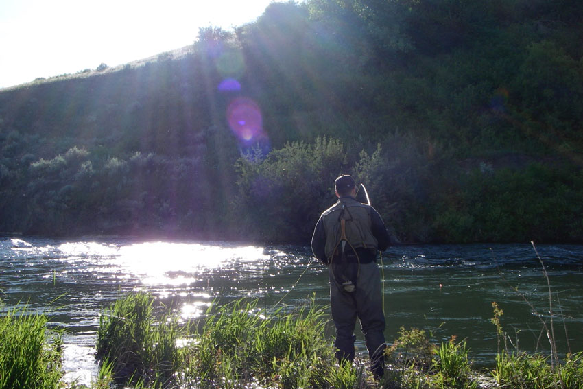 Fly fishing at sunset on the Bighorn River | Fly Fishing Fix