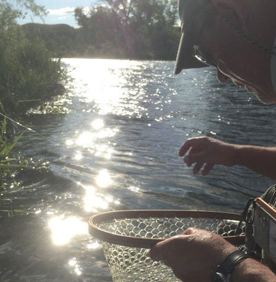 The best way to carry a fly fishing net | Fly Fishing Fix